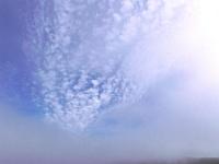 Nebel weicht Wolkenformationen bei Tintagel